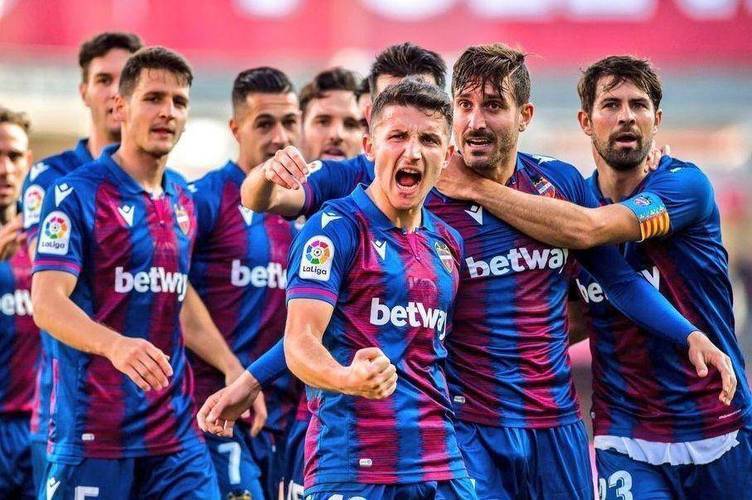 西甲焦点战：比利亚雷亚尔主场激战奥萨苏纳，谁能称霸？