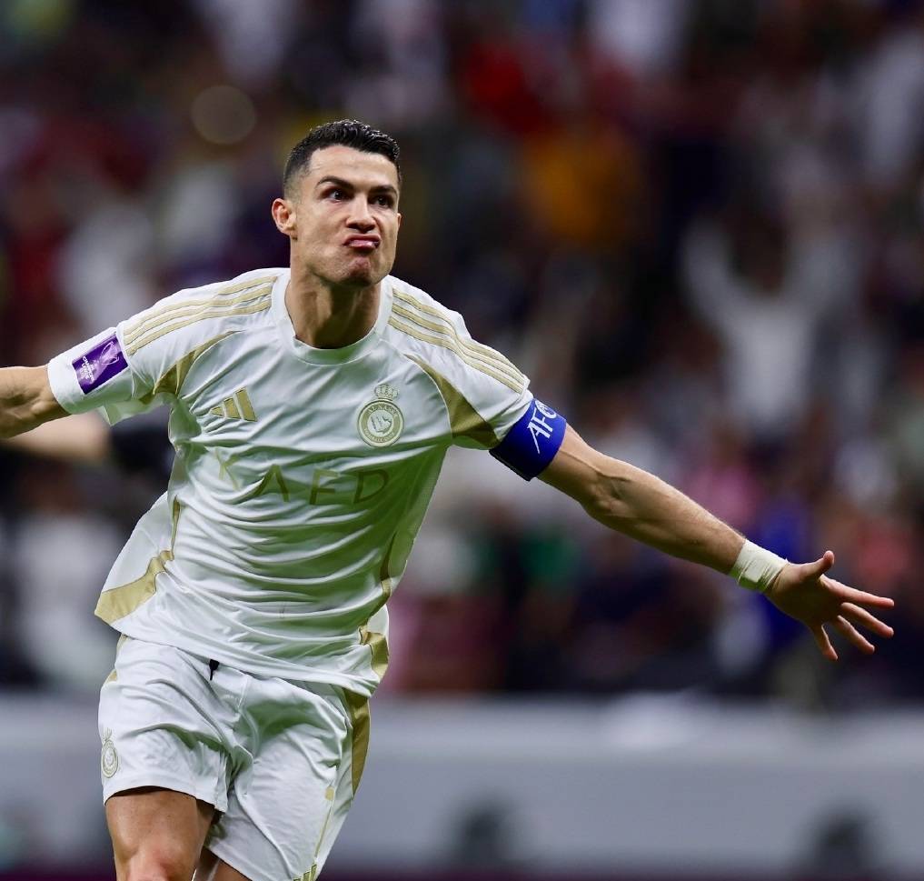 这是专家?国际足联评委投票:C罗不仅在前锋第八!且超梅西!