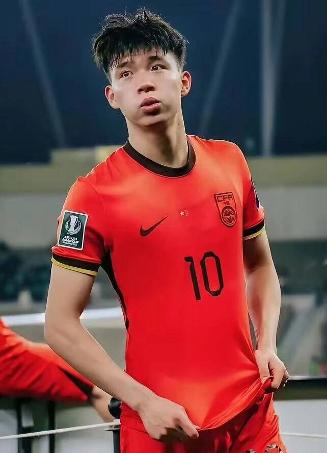 王钰栋为何拒绝德甲豪门合同,放弃留洋选择在中超高薪发展?