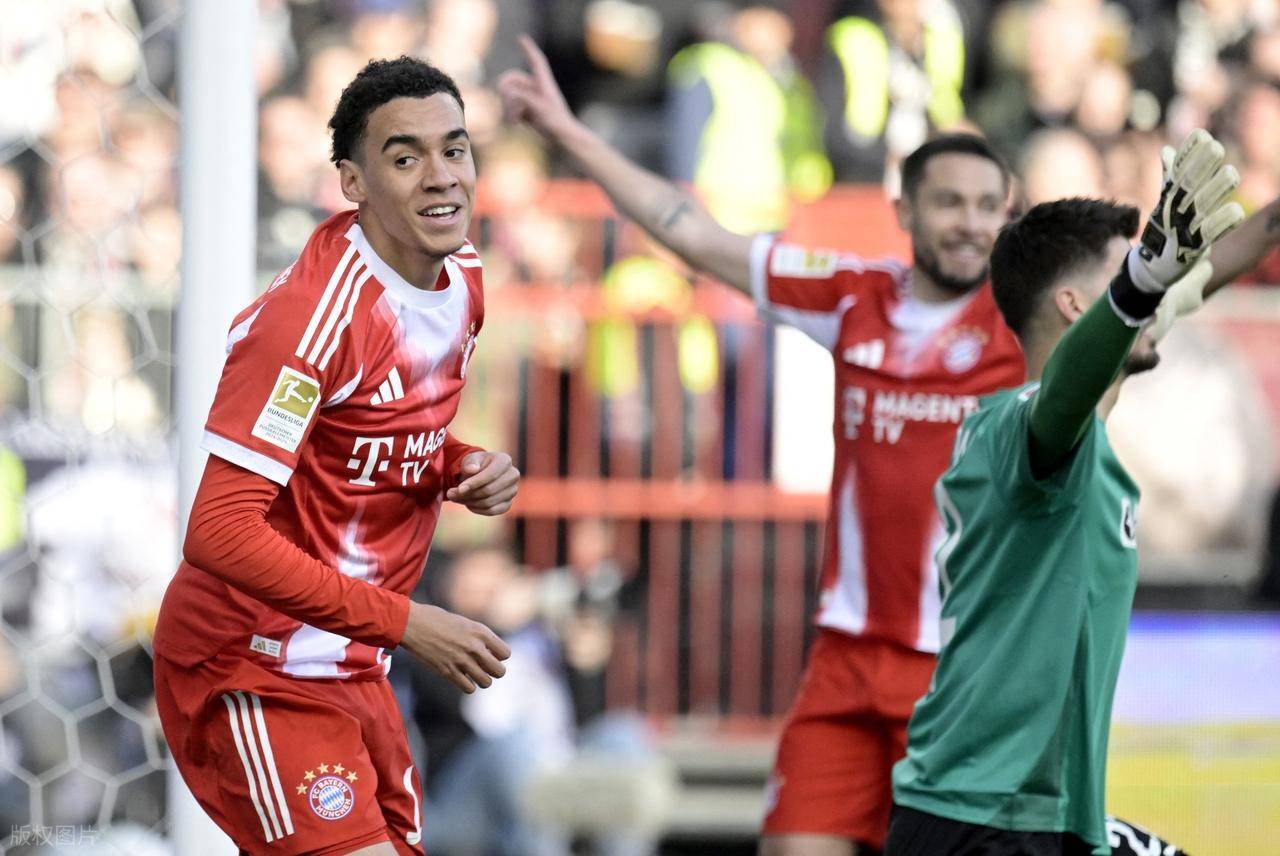 随着穆西亚拉1传1射+拜仁5-0横扫,德甲最新积分榜出炉